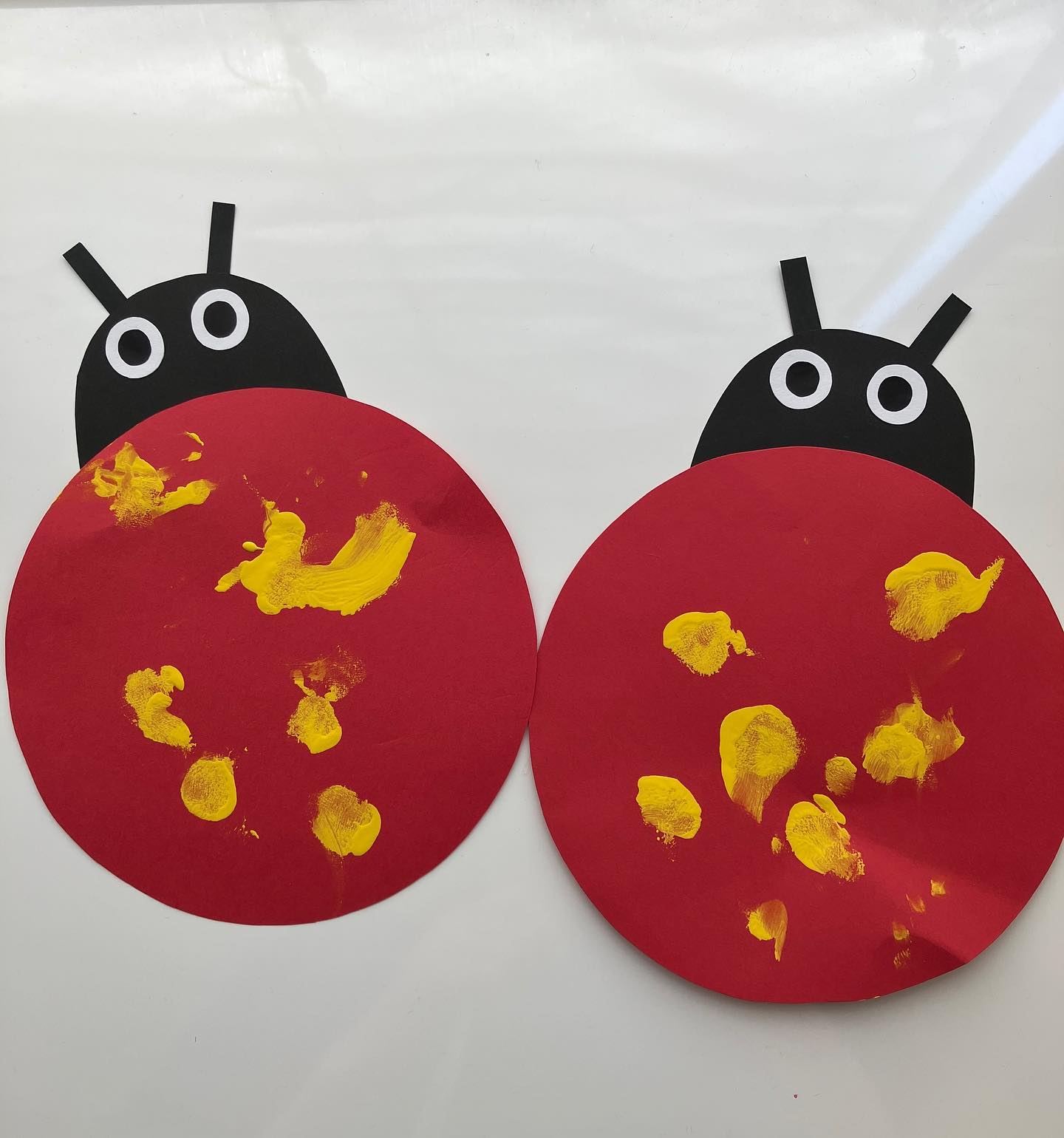 てんとう虫の製作をしました！タンポでトントンと絵の具をつけて個性豊かな、可愛いてんとう虫さんが完成しました#0歳児#製作#てんとう虫#タンポ#spオーク保育園#茨木市