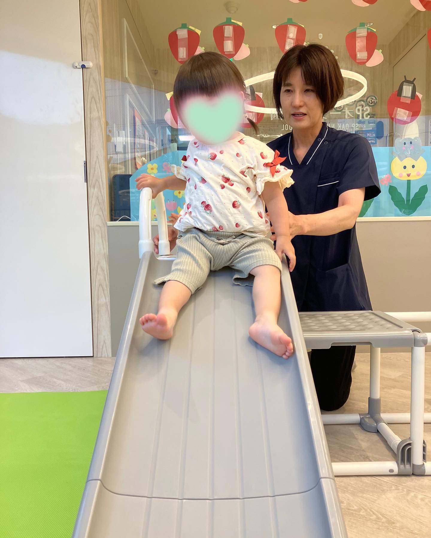 今日はお部屋でいろいろな遊びを楽しみました。ジャングルジムと滑り台が登場して、子どもたちは大喜び初めは保育者と手を繋いで滑っていたお友だちも慣れてくると自分で何度も滑ることができました️風船遊びではダンボール箱にみんなで風船を詰めて、保育者が高い位置からおとすと大はしゃぎとっても盛り上がりましたよ♪その後、ダンボールを使って電車ごっこをみんなで楽しんだり保育者と触れ合い遊びをしました雨でもお部屋でたっぷりと身体を動かして元気に過ごしています♪#茨木#保育園 #spオーク保育園 #企業主導型保育園 #室内遊び